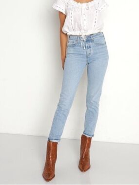 Levi's wedgie icon fit High-Rise Light Wash Slim Straight Jeans size 26 W